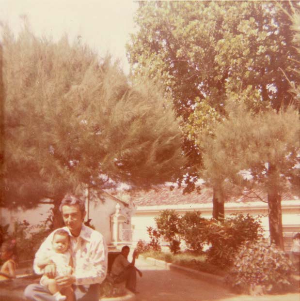 San Salvador, 1973. Roberto and his daughter Evita, with whom he was walking when he met the missionaries